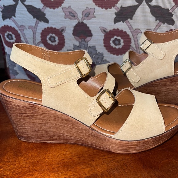 Bella Vita Suede Wedge Sandal NWT - Picture 5 of 10